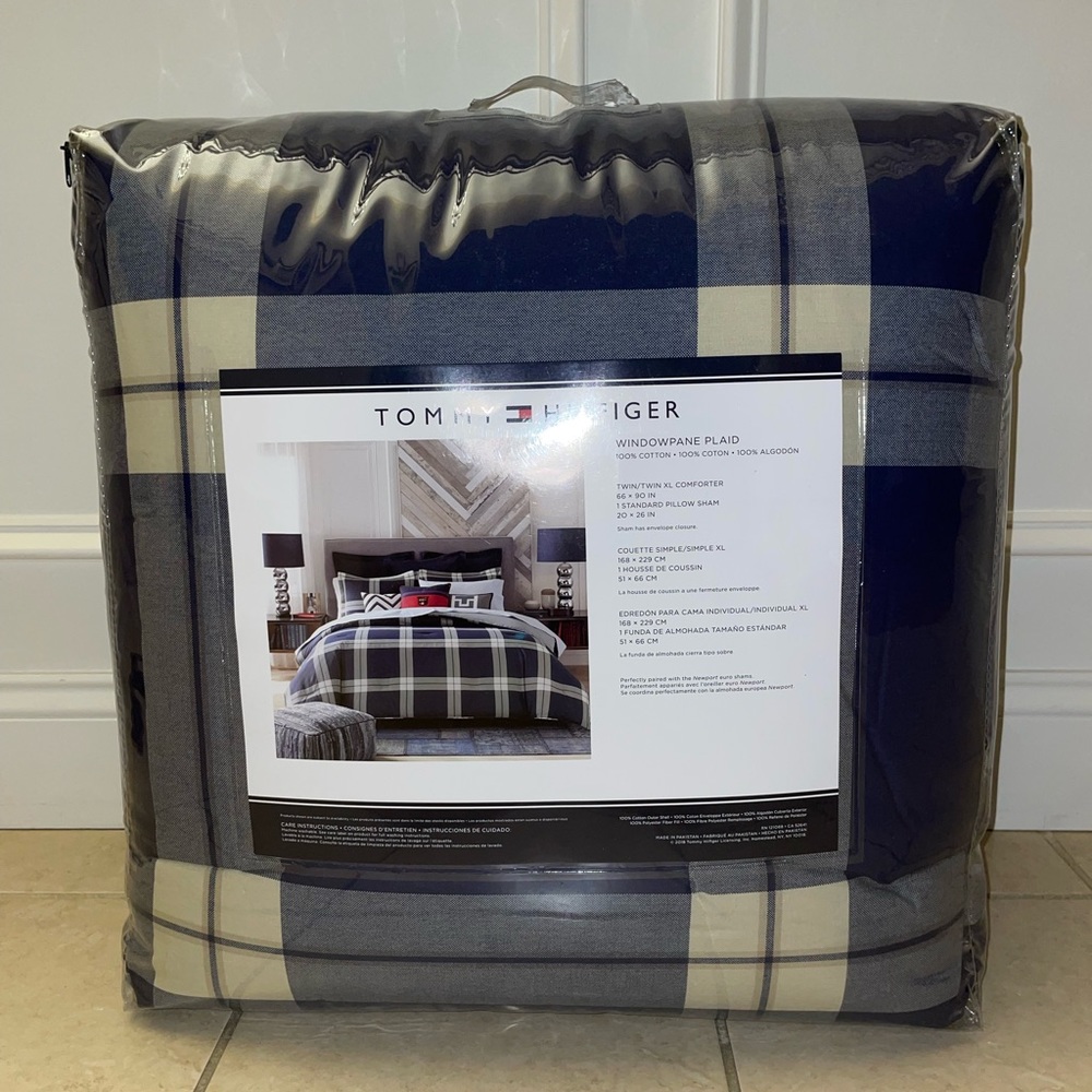 Twin/Twin XL Comforter (BRAND NEW)